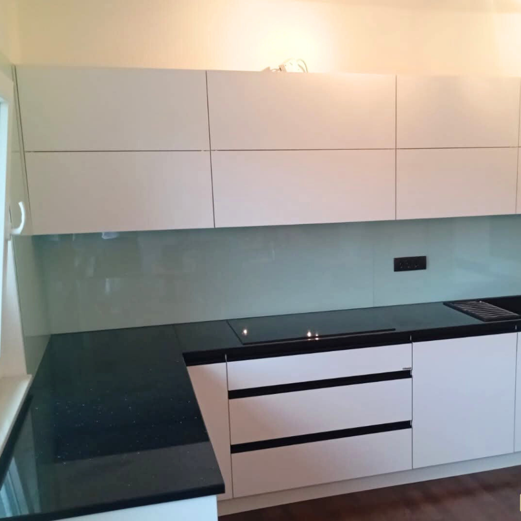 Kuhinje koje sjaje uz staklo